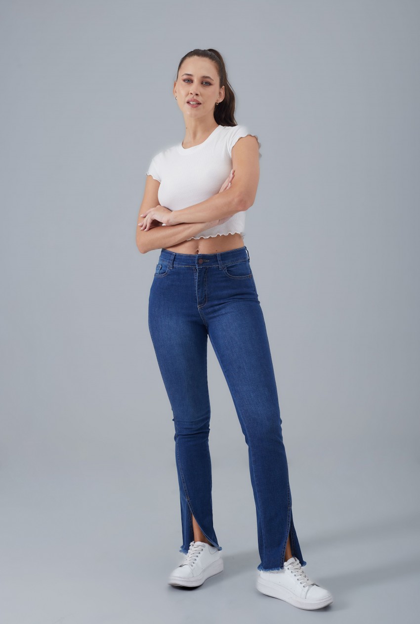 Slim flare jeans es un corte en tendencia favorecedor para las